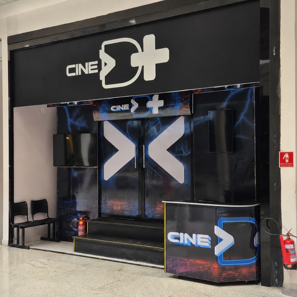 Fachada da loja CineD+ no Shopping Plaza, em Rio das Ostras